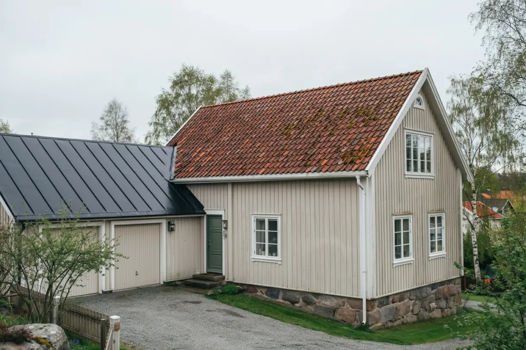 pl ttak eller takpannor s v ljer du r tt tak f r ditt hus och klimatet d r du bor