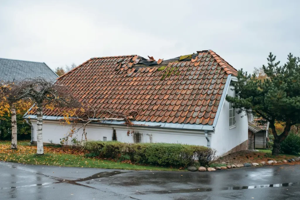 s uppt cker du stormskador p taket i tid checklista f r villa gare